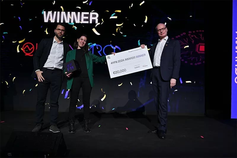 Startup team onstage receiving an award during 4YFN, highlighting recognition for impactful innovation